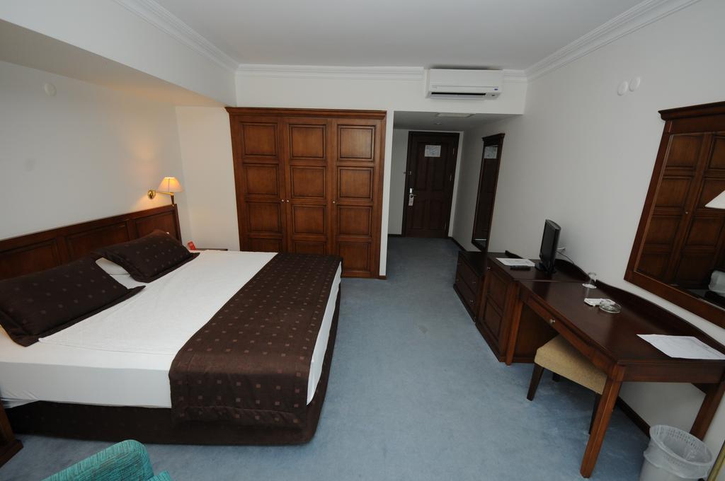 Coastlight Hotel Кушадасъ Стая снимка